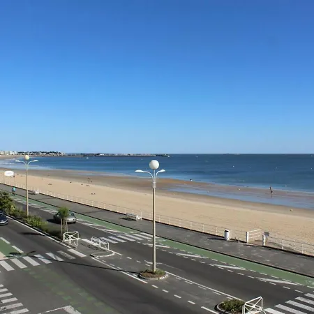 En Bord De Avec Terrasse, Ideal Pour 2 Personnes - Proche Commerces Et Casino, - Fr-1-245-68 Apartment