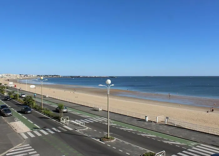 En Bord De Avec Terrasse, Ideal Pour 2 Personnes - Proche Commerces Et Casino, - Fr-1-245-68 Apartment